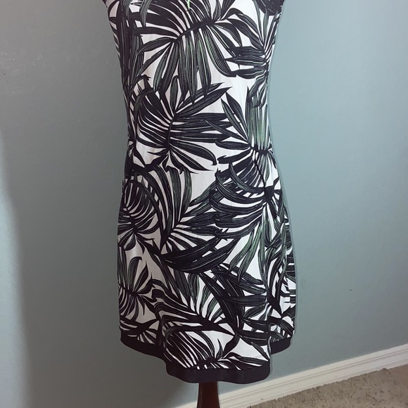 Like new TAIL- SLEEVELESS golf palm leaf DRESS - Picture 4 of 10